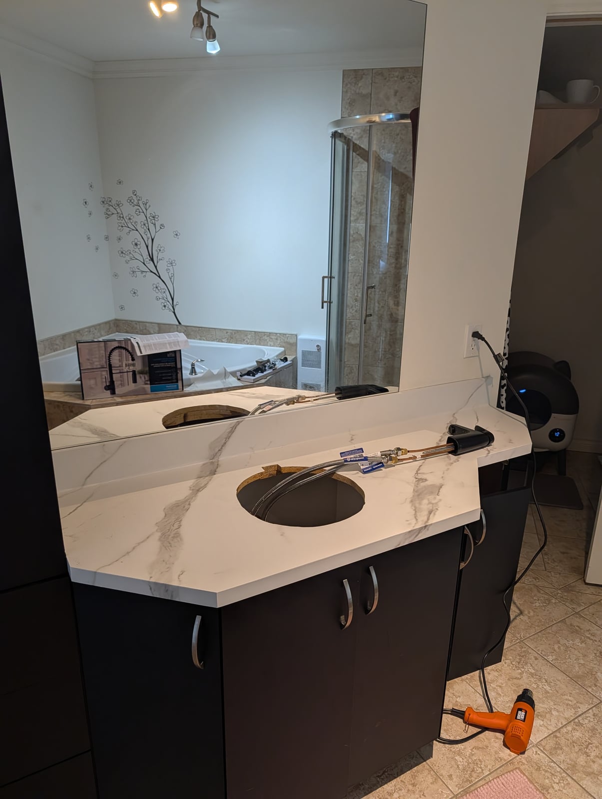 Salle de bain à Pont-Rouge après le wrap, comptoir marbre NS814 Cremano Arabescato et armoires noir uni S140