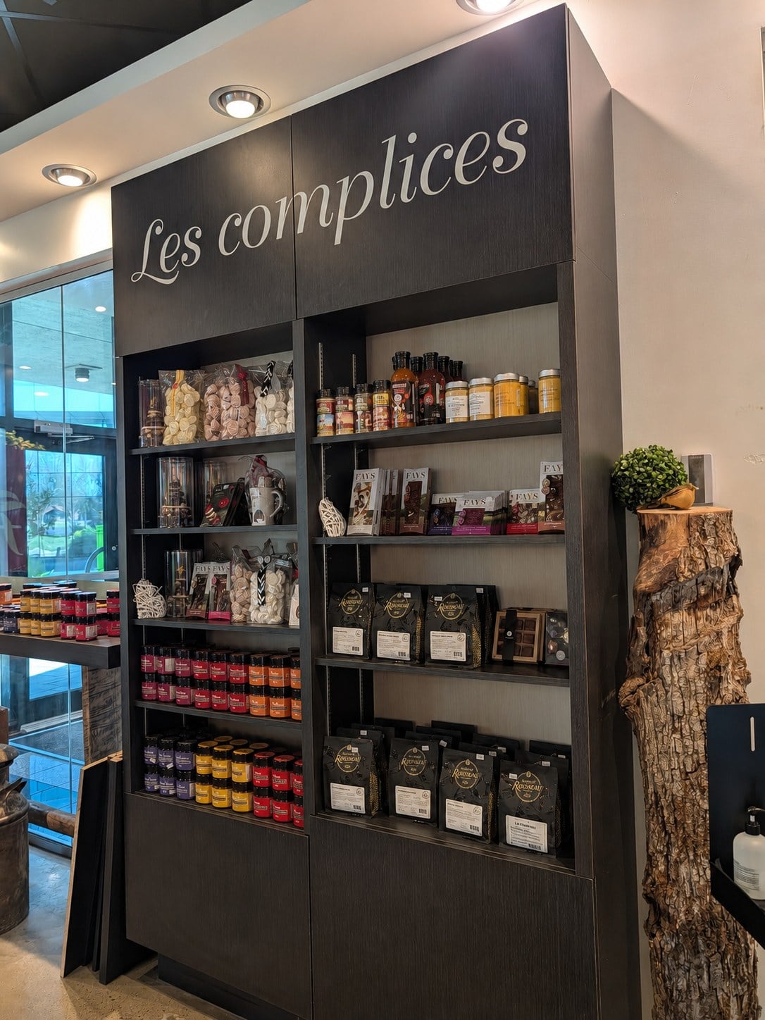 Meuble de service d'un café de Lebourgneuf après le wrap en chêne SPW64